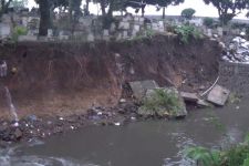 Mengerikan, Hujan Deras Membuat 25 Makam Ambrol di Bandung - JPNN.com Jabar