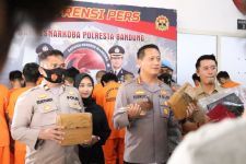 Polresta Bandung Amankan Pelaku Cekok Burung Merpati Dengan Ganja - JPNN.com Jabar