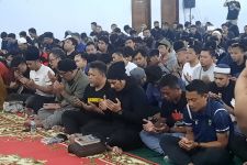Solidaritas Pendukung Bola Menggelar Doa Bersama di GOR Saparua Bandung - JPNN.com Jabar