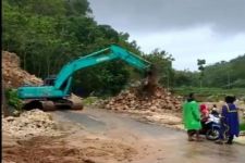 Hujan Lebat, TPR Pantai Krakal Terdampak Longsor - JPNN.com Jogja