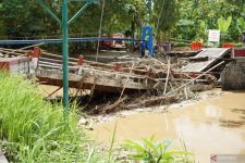 Trenggalek Dilanda Bencana, Jembatan dan Jalanan Rusak  - JPNN.com Jatim