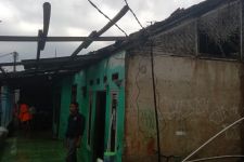 Diterpa Hujan Deras dan Puting Beliung 10 Rumah di Depok Porak-Poranda - JPNN.com Jabar
