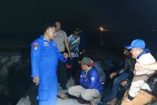 5 Pemancing Terombang-Ambing di Perairan Gresik, Nasibnya Masih Beruntung - JPNN.com Jatim