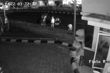 Bermodalkan Rompi Proyek Kawanan Pencuri Nekat Menggasak 7 Besi Penutup Saluran Air di Margonda - JPNN.com Jabar