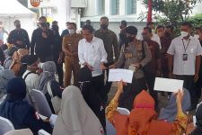 Presiden Jokowi Serahkan Langsung BLT BBM dan BSU di Bandung - JPNN.com Jabar