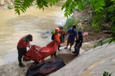 Penemuan Mayat Tanpa Busana di Sungai Ciliwung Gegerkan Warga Beji Depok - JPNN.com Jabar