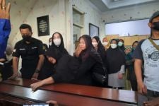 Kedatangan Jenazah Andini Azzahra Putri di Rumah Duka Disambut Derai Air Mata Keluarga - JPNN.com Jabar