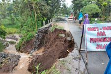 Jalan Penghubung Antardesa di Kalipare Malang Rusak Akibat Longsor - JPNN.com Jatim