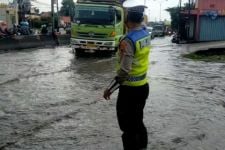 Hujan Deras, Jalan Pantura Kaligawe Semarang Tergenang Air, Lalu Lintas Terhambat - JPNN.com Jateng