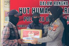 Humas Polresta Bandar Lampung Bagi-bagi Rezeki kepada Tukang Parkir dan Tenaga Kebersihan - JPNN.com Lampung