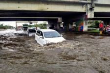 Hujan Deras, Selokan Tak Kuat Tampung Air, Sejumlah Ruas Jalan di Kota Semarang Banjir - JPNN.com Jateng
