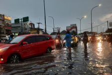 Hati-hati Pengendara! Jalan Arif Rahman Hakim Kota Depok Terendam Banjir - JPNN.com Jabar
