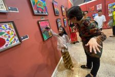 Bentuk Ekspresi Anak Berkebutuhan Khusus Lewat Lukisan ‘Bangkit Menjadi Bintang’, Lihat - JPNN.com Jatim