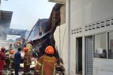 12 Jam Kebakaran Gudang Tripleks di Bandung Belum Padam, 99 Personel Damkar Diterjunkan - JPNN.com Jabar