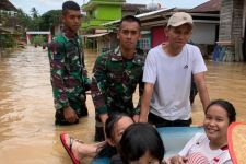 Begini Cara Prajurit Batalyon Infanteri 7 Marinir Membantu Korban Banjir, Lihat Tuh  - JPNN.com Lampung