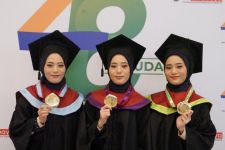 3 Mahasiswi Kembar Kompak Lulus Bareng dari UMSurabaya - JPNN.com Jatim