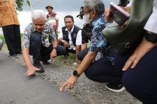 Ketika Ganjar Mengecek Kondisi Jalan di Brebes, Ada Pemandangan Tak Biasa, Ternyata - JPNN.com Jateng