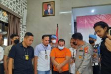 Mengenakan Baju Tahanan Rizky Noviyandi Achmad Hanya Bisa Tertunduk dan Menangis - JPNN.com Jabar