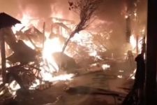 Dini Hari Kebakaran di Kedondong Kidul Surabaya, 7 Rumah Petak Hangus - JPNN.com Jatim