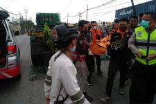 Hendak Menyalip, Pemotor Tabrak Pembatas Jalan Lalu Tewas Masuk Kolong Truk - JPNN.com Jatim