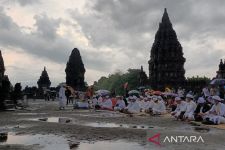Umat Hindu Sedang Ibadah di Candi Prambanan, Delegasi R20 Datang Menyaksikan - JPNN.com Jogja