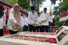 DPC Gerindra Surabaya Ziarah dan Tabur Bunga ke Makam Bung Tomo - JPNN.com Jatim