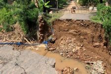 Sampah Kayu Menumpuk, Jembatan Penghubung Antarkecamatan di Ponorogo Putus - JPNN.com Jatim