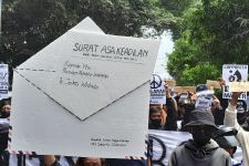 Aremania Geruduk Kantor Pos Cabang Malang, Kirim 500 Surat kepada Jokowi - JPNN.com Jatim
