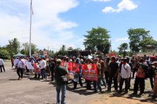 Ratusan Aparatur Desa di Lampung Timur Sambangi Kantor Bupati - JPNN.com Lampung