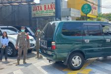 Satpol PP Depok Tegur Pengusaha Nekat Parkir di Jalan Margonda - JPNN.com Jabar