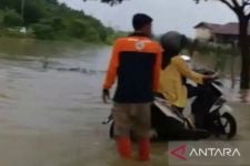 Jalan Nasional Pamekasan-Sumenep Dilanda Banjir, Ketinggian Mencapai 40 Cm - JPNN.com Jatim