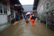 Hujan Deras Berjam-jam, Ratusan Rumah di Jember Terendam Banjir - JPNN.com Jatim