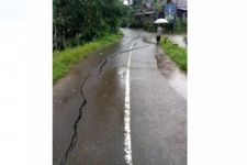 Jalur Selingkar Wilis Retak dan Aspal Mengelupas Akibat Hujan Deras - JPNN.com Jatim