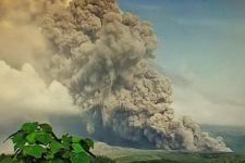 PVMBG Naikkan Status Gunung Semeru Dari  Siaga Jadi Awas, Masyarakat Waspada - JPNN.com Jatim