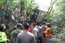 Polisi Selidiki Penyebab Bus Pariwisata Masuk Jurang di Magetan, Dugaannya Begini - JPNN.com Jatim