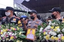 Mengharukan, Aiptu Sofyan Dimakamkan Dengan Penuh Penghormatan - JPNN.com Jabar