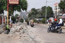 Walah, Pembangunan Trotoar di Jalan Raya Kartini dan Margonda Raya Molor - JPNN.com Jabar