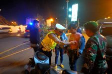 Malam-malam 100 Personel TNI Polri Mendatangi Tempat Keramaian di Lampung Utara  - JPNN.com Lampung