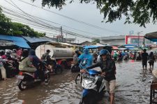 Nekat Terobos Banjir di Dayeuhkolot, Sejumlah Motor Mogok Terendam Air - JPNN.com Jabar