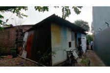 20 Tahun Rumah Pasangan Lansia di Surabaya Ini Tak Pernah Teraliri Listrik - JPNN.com Jatim