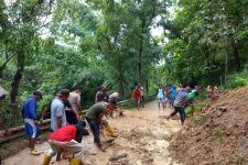 Akses ke Pantai Siung Tertimbun Tanah Longsor dan Pohon Tumbang - JPNN.com Jogja