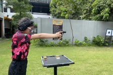 Asah Konsentrasi, Putri Anak Indonesia Budaya 2022 Latihan Menembak - JPNN.com Jatim