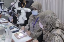 Atasi Komplikasi Operasi Katarak, Puluhan Dokter Mata Upgrade Kompetensi Claw Lens - JPNN.com Jatim