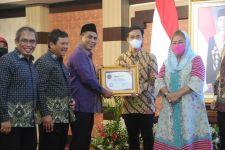  11 Daerah di Jawa Tengah Terima Penghargaan UHC Award 2022 - JPNN.com Jateng