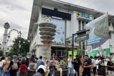 Ribuan Wisatawan Penuhi Jalan Asia Afrika, Kota Bandung - JPNN.com Jabar