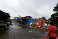 Gunungan Sampah di Pasar Kemiri Muka Dikeluhkan Pedagang Hingga Menyebabkan Kerugian - JPNN.com Jabar