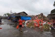 Penjelasan DLHK Depok Ihwal Gunungan Sampah di Pasar Kemiri Muka - JPNN.com Jabar