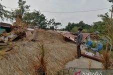 Diterjang Angin Kencang, Wisata Karang Kenek Situbondo Porak Poranda - JPNN.com Jatim