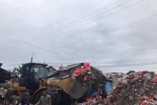 3 Tronton dan Alat Berat Dikerahkan Demi Mengangkut Gunungan Sampah di Pasar Kemiri Muka - JPNN.com Jabar