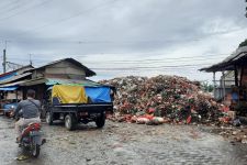 UPT Pasar Kemiri Muka Surati DLHK Depok Ihwal Gunungan Sampah yang Meresahkan Pedagang - JPNN.com Jabar